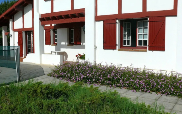 House With 6 Bedrooms in Saint-jean-de-luz, With Wonderful Mountain Vi