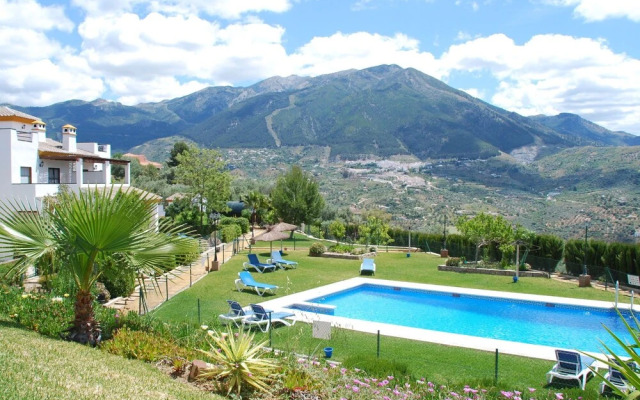 Cozy Apartment in Viñuela With Pool