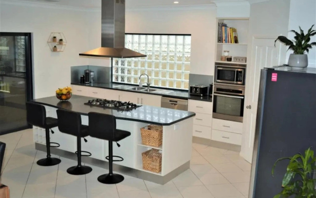 Stan Breeze: Elegant Family Retreat