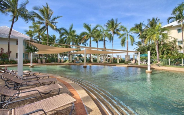 The Beach Shack 3BR Waterfront Resort, Own WIFI – Pool – Cairns