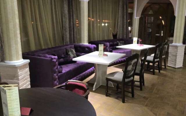 Riverside Hotel