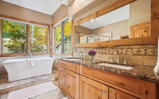 Rounds Retreat 4 Bedroom Home by RedAwning