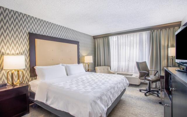 Holiday Inn & Suites Parsippany Fairfield, an IHG Hotel