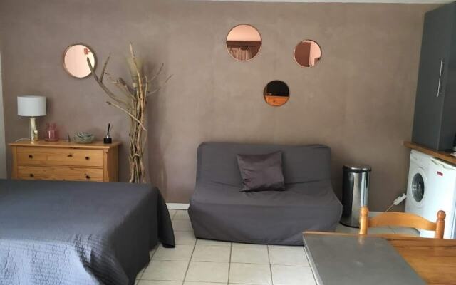 Quiet studio with air conditionning