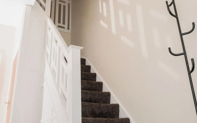 6-bed House - Sleeps 13 - Families & Contractors