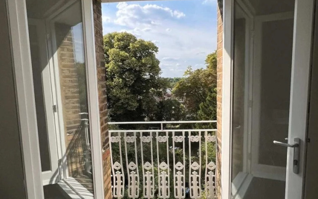 Stylish 1 Bedroom Top Floor Apartment in Highgate