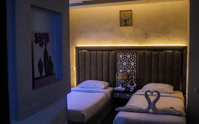 Golden Pyramids Inn