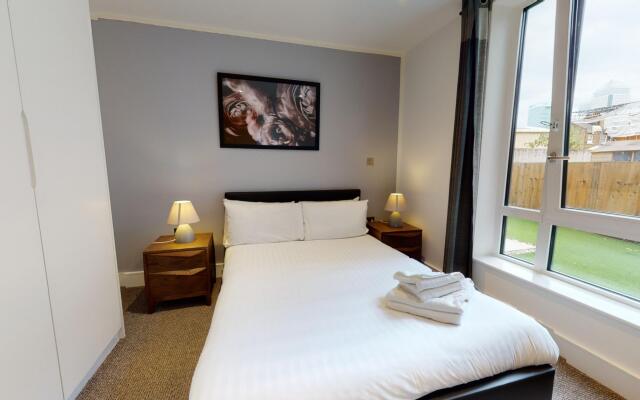 Comfy Two Bedroom One Bath Apartment in Limehouse