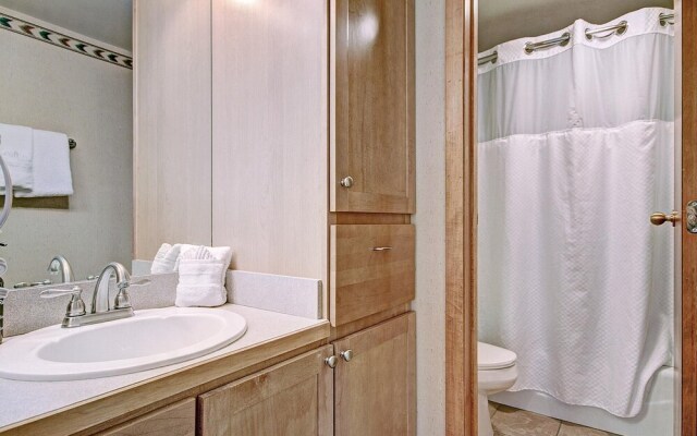 Roomy Condo with Great Amenities - VS438 by RedAwning