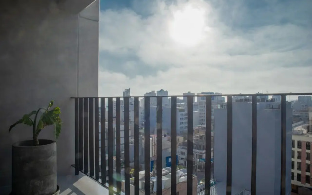 w Impressive 2BR With Balcony in Miraflores