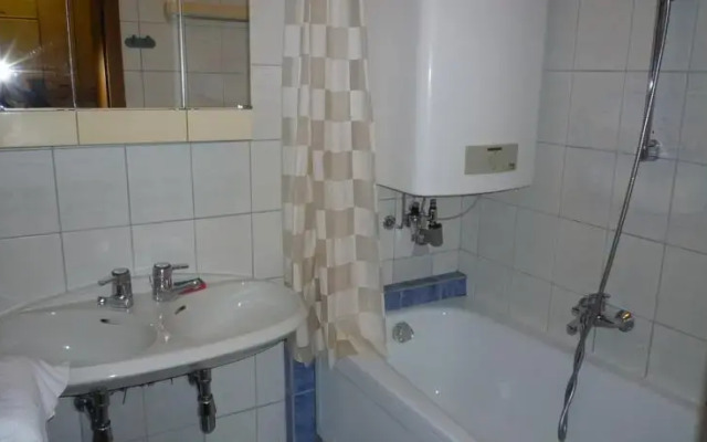 Brucker Bundestrasse Lakeside