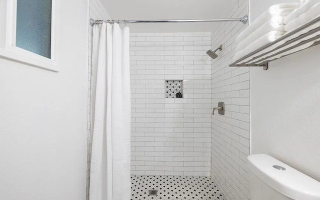 Phoenix Winchcomb 3 Bedroom Home by RedAwning