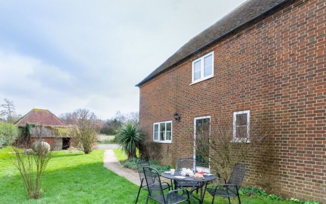 Serene Holiday Home in Hawkinge With Garden