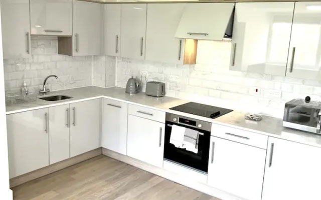 Luxurious MK City Apartment- Walk to Train Station