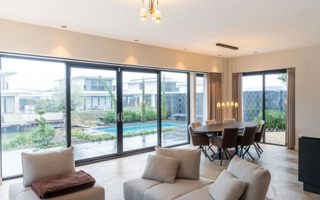 Beautiful Water Villa Near Harderwijk