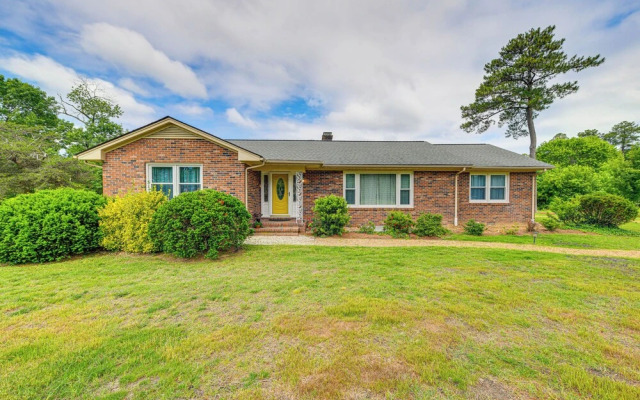 Riverfront Virginia Home - Dock, Fire Pit & Kayaks