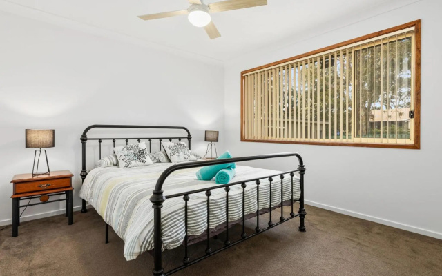 An Easy Stroll to the Water the Park and the Country Club – Guest Rooms – Sanctuary Point