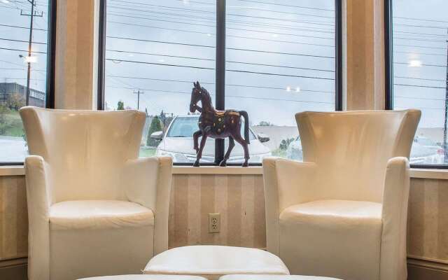 Comfort Hotel & Suites