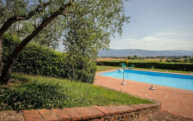 Spacious Villa at Lombriciano with Swimming Pool