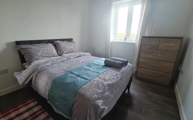 Barking 2 Bed Apt With Parking & Good Travel Links