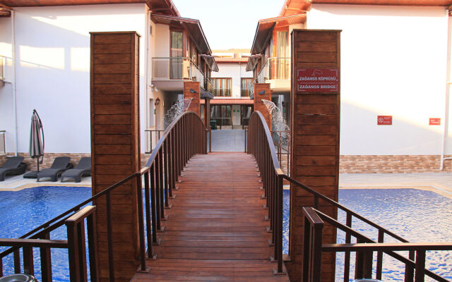 Dolphin Apart & Hotel