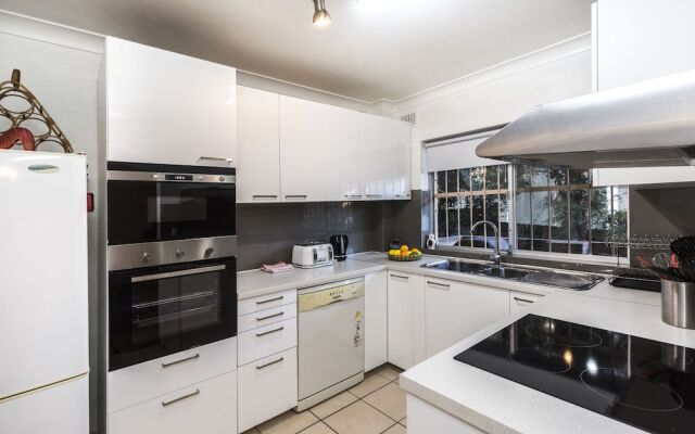 Two Bedroom Apt Close To Chatswood With Parking