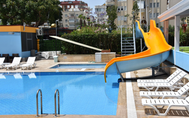 Vi̇va Beach Hotel