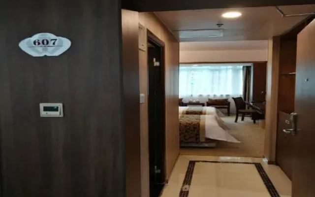 Mingyue Business Hotel(Huaqiang North subway station store)