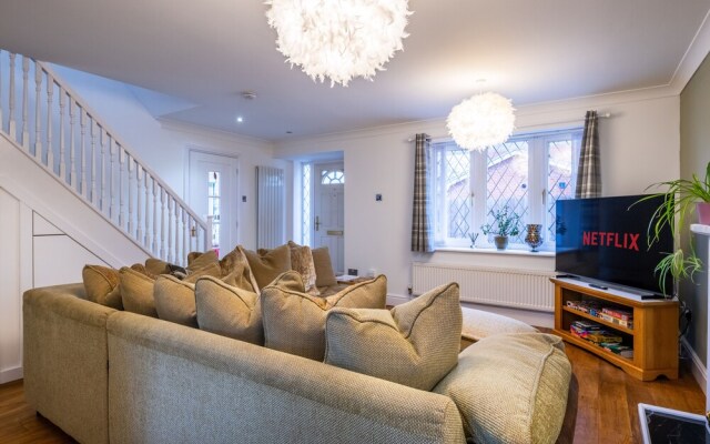 Spacious 4-br Cambridge House, Free Parking