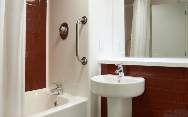 Travelodge Camberley Central