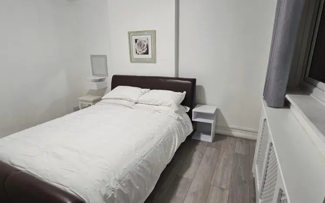 Spacious & Modern 2-bed House in Dagenham