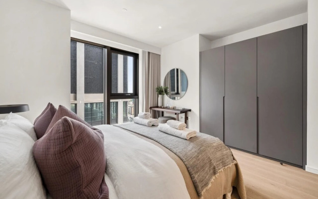 Stunning two Bedroom Docklands Apartment With Balcony