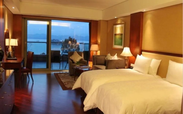 Greentown Island Lake Resort Hotel