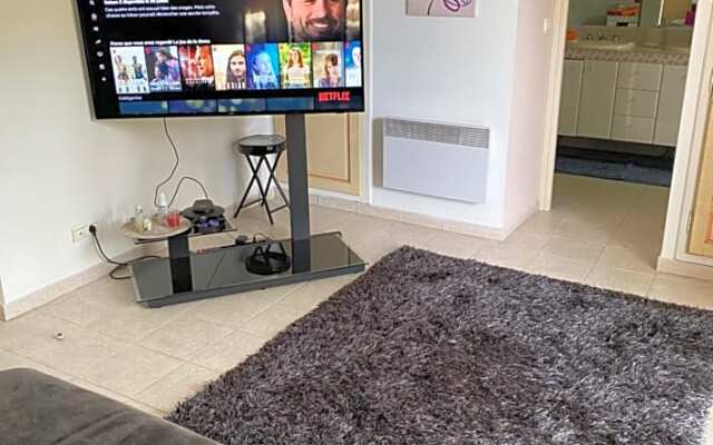 Chambre spacieuse independante dans villa plus parking privee