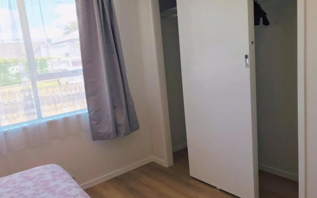 Bright Eden Park two bed townhouse private parking