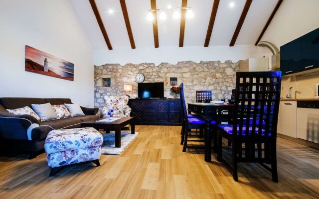 Lovely Holiday Home With Private Infinity Pool