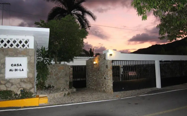 Casas y Villas Real Estate - Casa Aldila