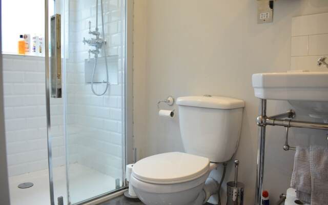 1 Bedroom Garden Flat in Zone 2