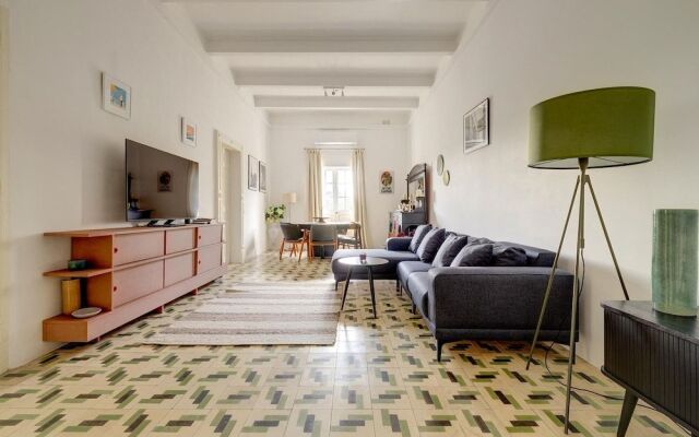 Stylish Apartment Steps From the Capital
