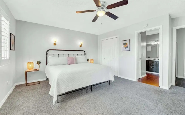 Bright Stylish Condo w/ Balcony