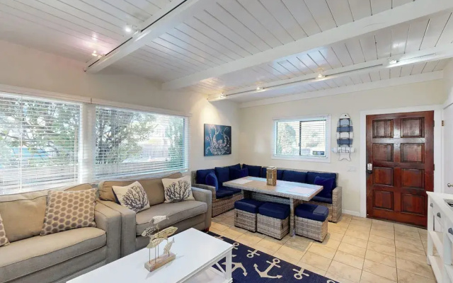 Stroll to Shore: Stinson Beach Gem w/ Hot Tub