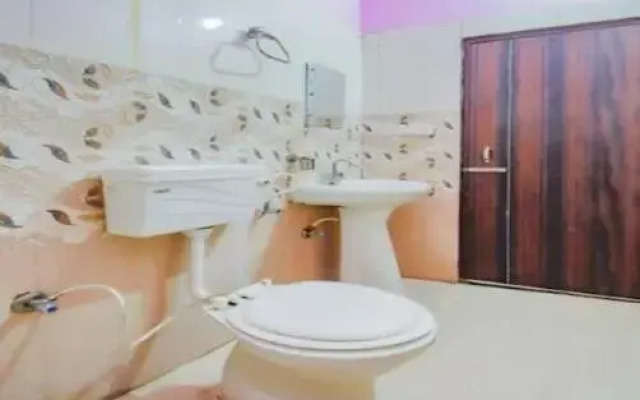 Oyo 90825 Three Star Stays
