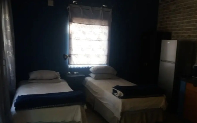 "room in Guest Room - Comfy Room With Dstv and Aircon."