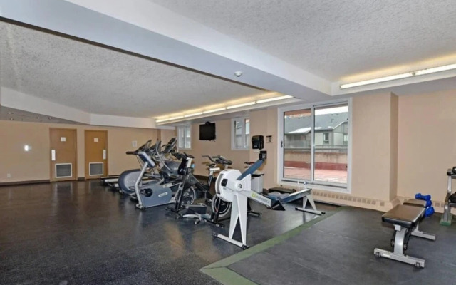 Stylish and Cozy Eau Claire 2BR With Gym Coffee
