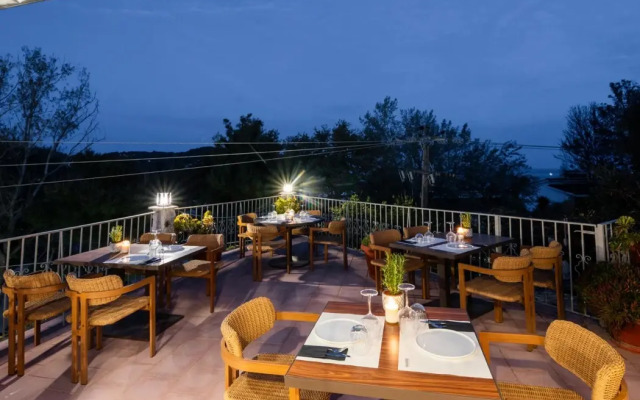Petra Nera Skiathos