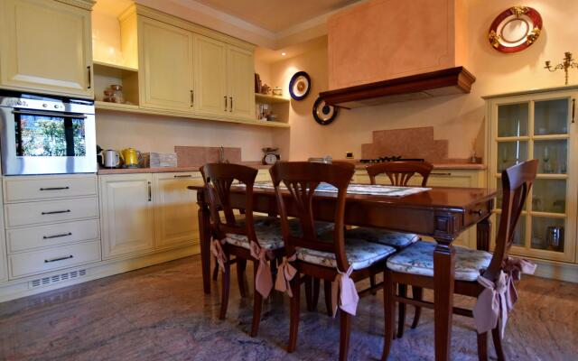 Luxurious Villa in Lombardy with Garden and bubble bath