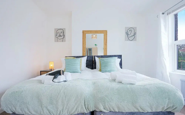 Remarkable 5-bed House in Luton