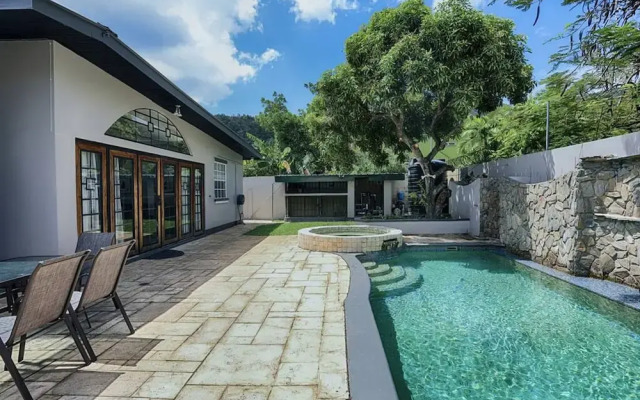 Pool and Jacuzzi Vacation Home