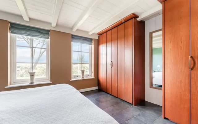 Spacious Holiday Home De Pauwenhof