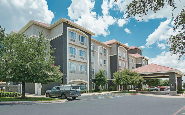 La Quinta Inn & Suites by Wyndham San Antonio Northwest